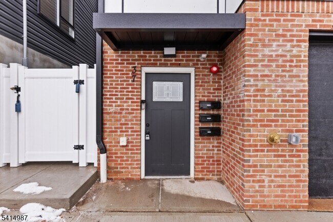 Building Photo - 37 S 7th St