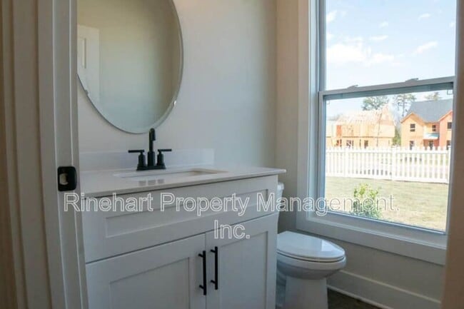 Building Photo - 663 Melville Dr