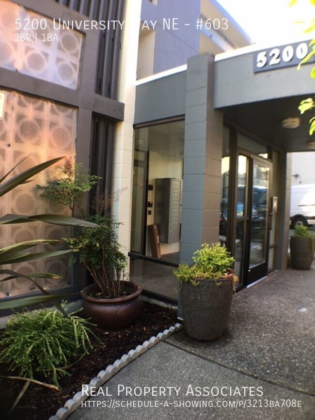 Building Photo - ***VIEW VIEW VIEW***Top Floor - Remodeled ...