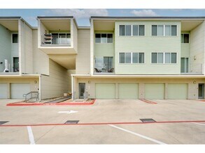 Building Photo - 604 N Bluff Dr