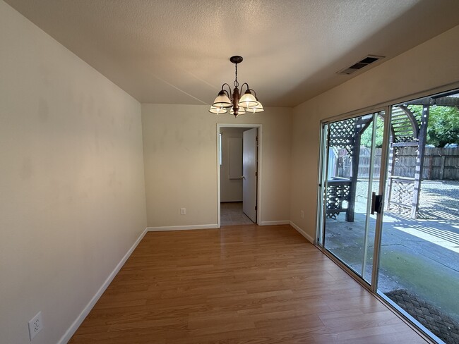 Foto del edificio - 2732 Revere Ln