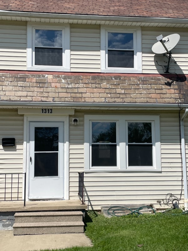 Primary Photo - 1305 N Danley Square