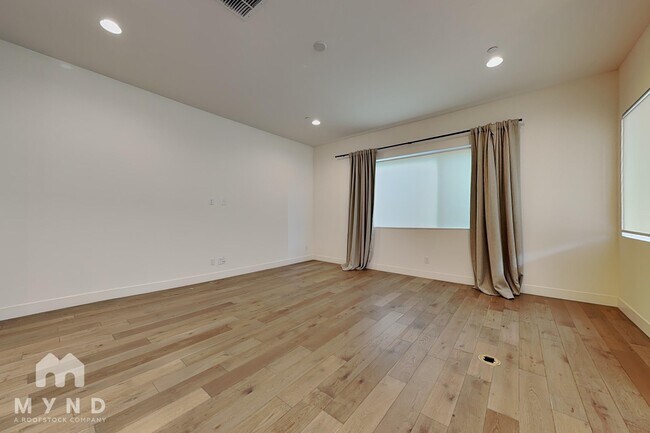 Foto del edificio - 6807 E Orion Dr