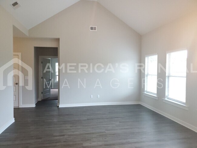 Foto del edificio - Bright, Airy Home or Rent in Clanton, AL!!! COMING SOON