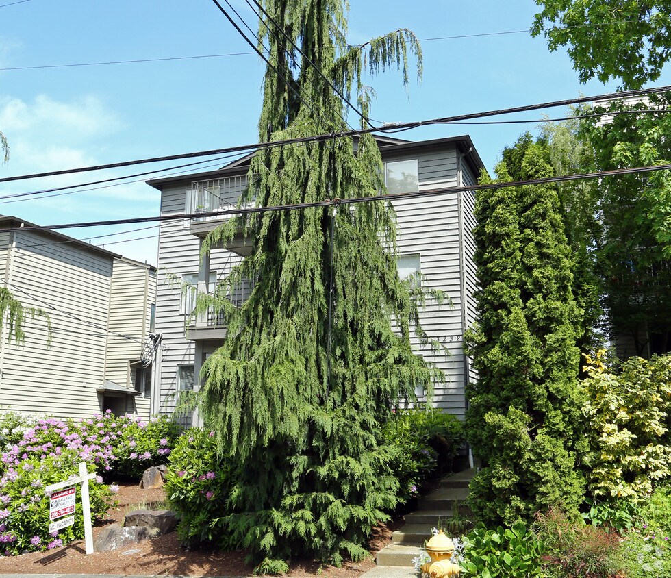 Building Photo - 3232 21st Ave W