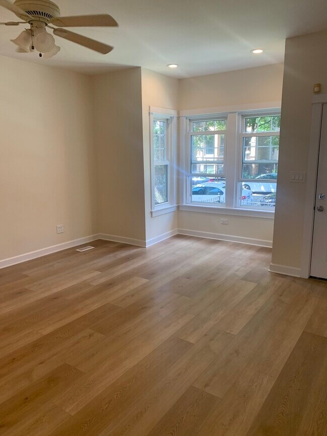 Foto del edificio - 2437 N Talman Ave