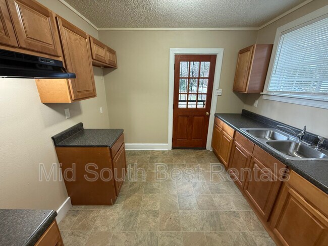 Building Photo - 989 Semmes St