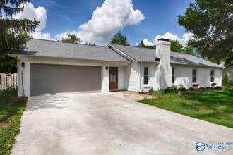 Building Photo - 2303 Buckingham Dr SW