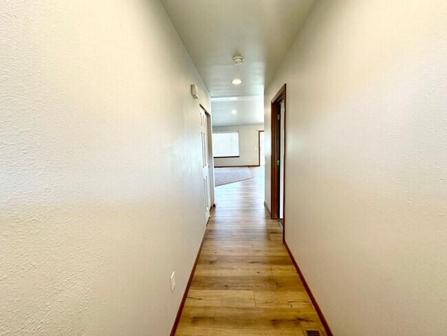 Foto del edificio - Spacious 4 Bedroom 2 Bathroom Home on Culd...