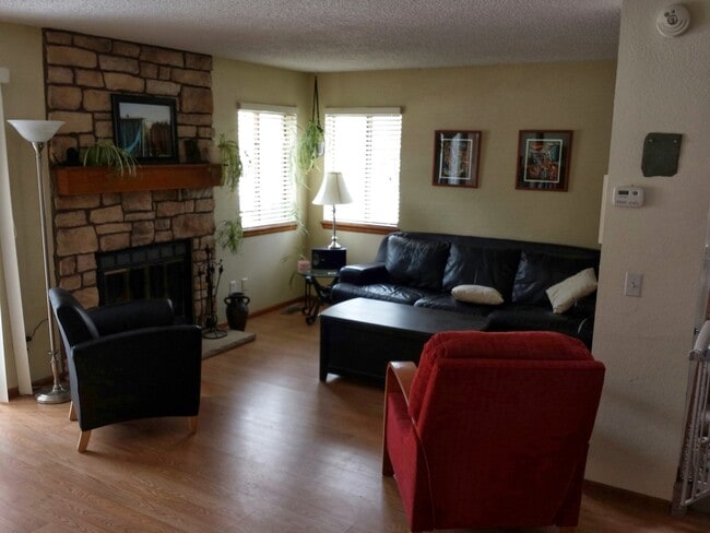 Building Photo - Spacious 3-Bed, 2.5-Bath Townhome in Willo...