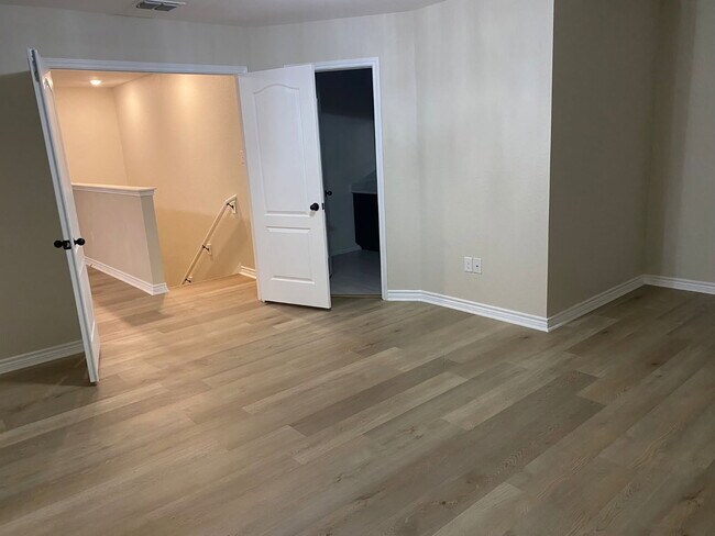 Building Photo - 9622 Pleasanton Cove