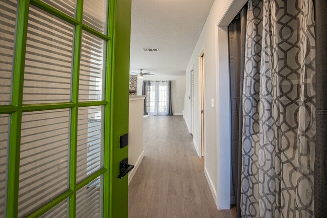 Foto del edificio - Blocks from beach, renovated townhome!