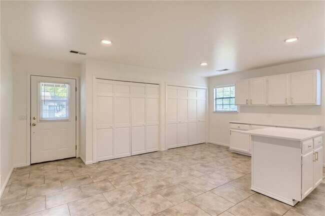 Foto del edificio - 16112 Oak Grove Rd