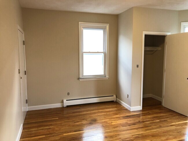 Dormitorio que da a la salida - 178 Newton St