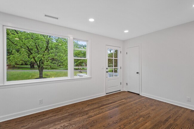 Foto del edificio - Beautifully Updated 4BR 2BA Home in Madiso...
