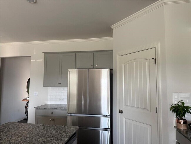 Building Photo - 325 Thompson Dr