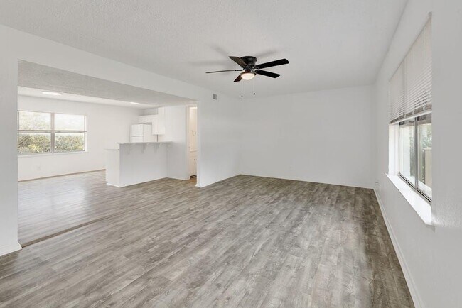 Foto del edificio - 5211 Thunderbird St