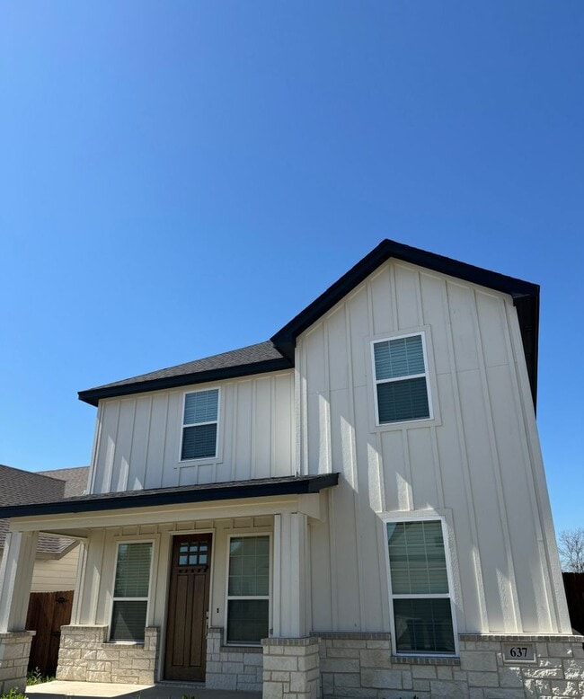 Foto del edificio - 4/2.5/2 - Beautiful 2 story/ PRIVATE PARKING!! GODLEY ISD