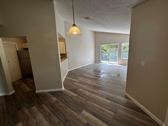 vivir1 - 2560 Woodgate Blvd