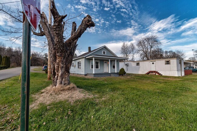 Spacious yard - 99 2nd St