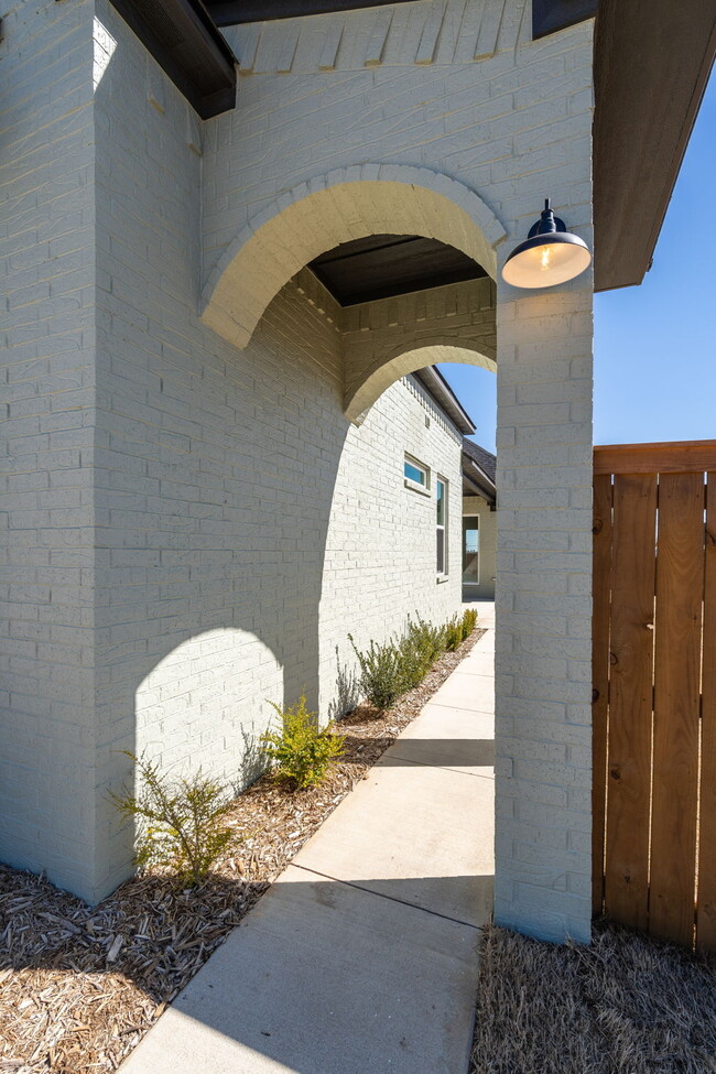 Building Photo - 7631 Woodbine Ln