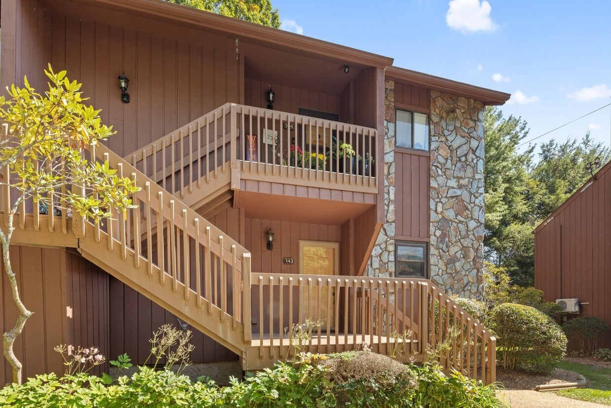 Primary Photo - Renovated South Asheville Condo