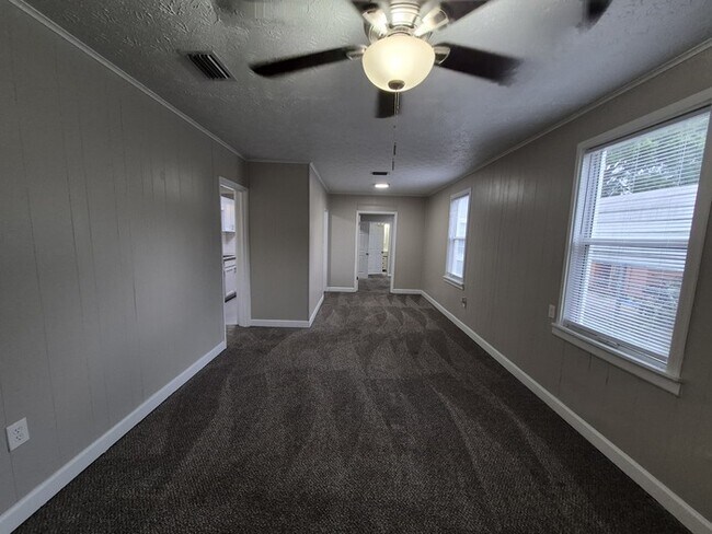 Foto del edificio - Spacious 4-Bedroom Home with Detached Gara...