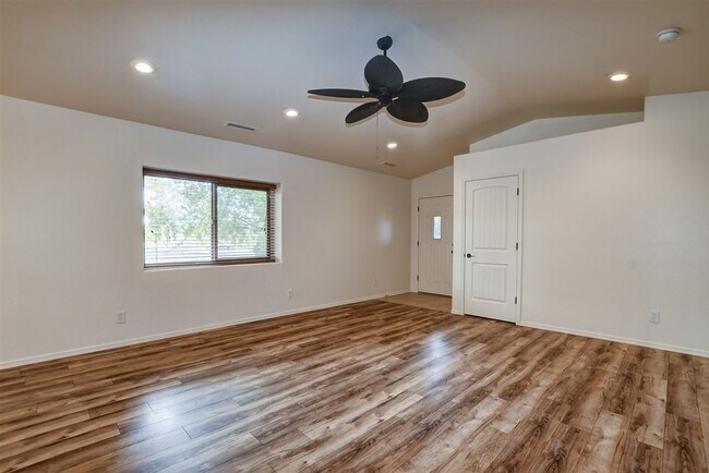 Building Photo - 3 bedroom 2 bathroom ranch style home in C...