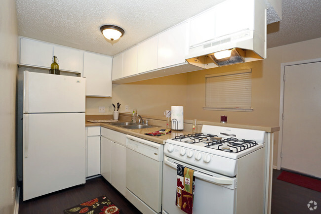 575SF_One bedroom_Kitchen - Hyde Park I & II