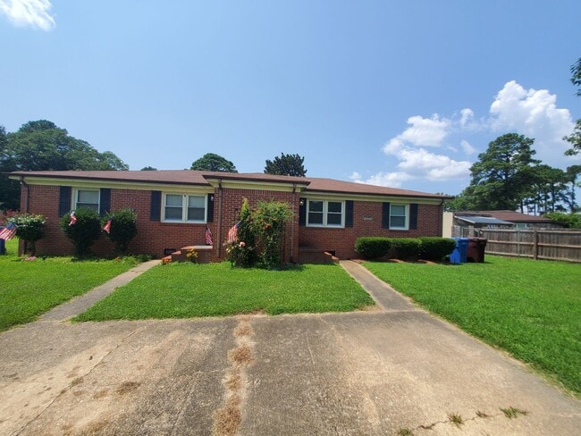 Building Photo - 800-802 Hillwell Rd