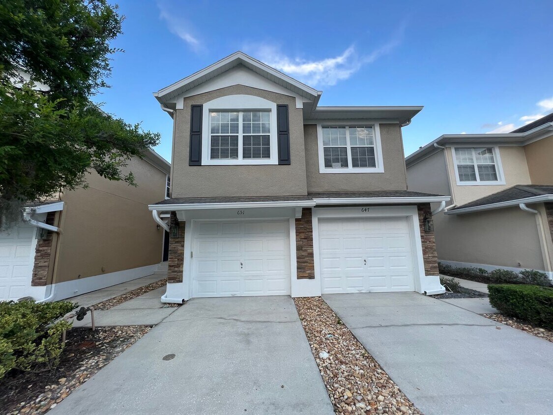 Foto principal - Beautiful 3 Bed 2 Bath with a Den Gated Co...