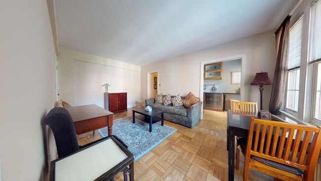 Foto del edificio - Large One Bedroom with Renovated Kitchen, Off Street Parking Included, Separate Office Space!