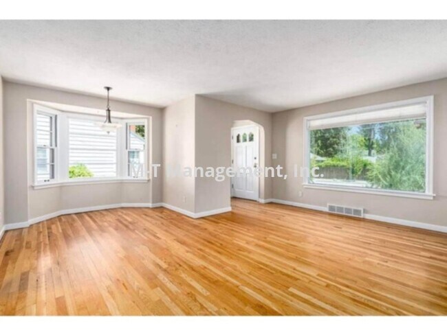 Building Photo - Lovely South Hill  4 br/2 bath bungalow + ...