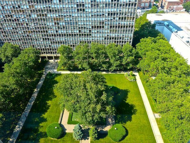 Foto del edificio - 330 E 33rd St