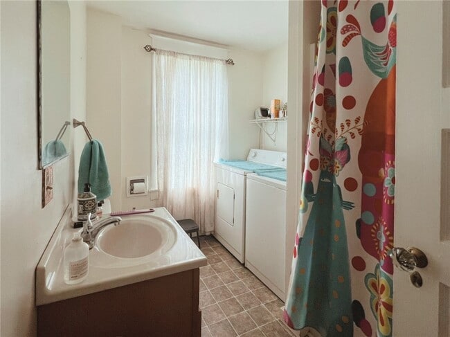 Building Photo - 7 Country Club Dr