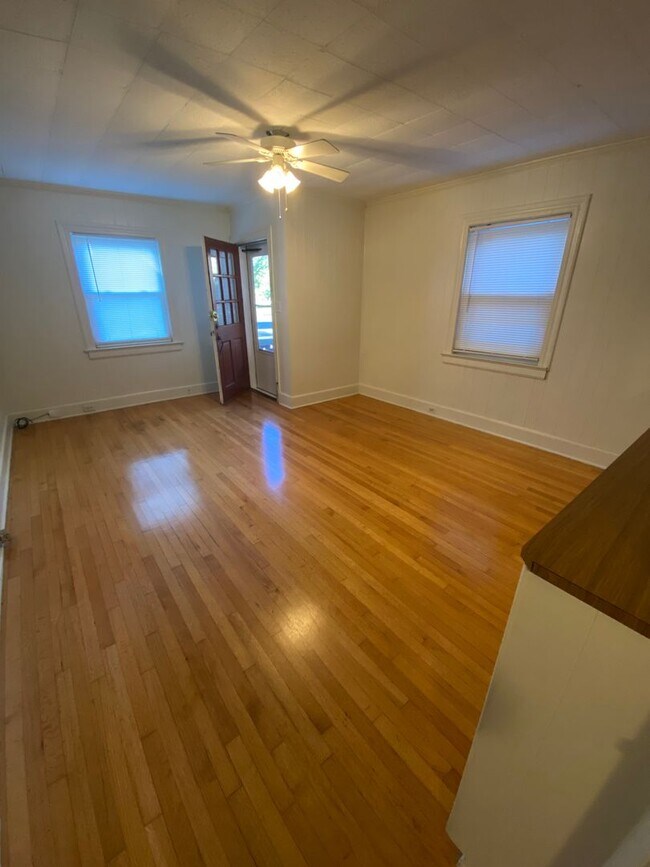 Building Photo - 1408 W Chapel Hill St