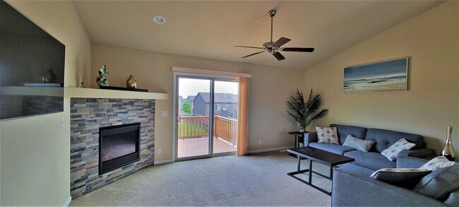 Building Photo - Must See Bennington Home!
