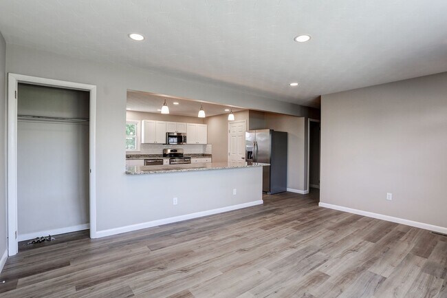 Building Photo - Beautifully remodeled 3 Bedroom.