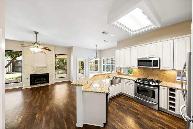 Foto del edificio - Spacious Cul De Sac Location Surrounded by...
