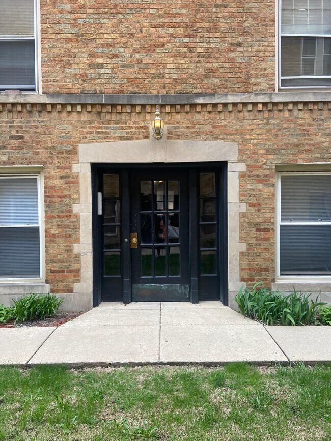 Building Photo - 5421 W Montrose Ave