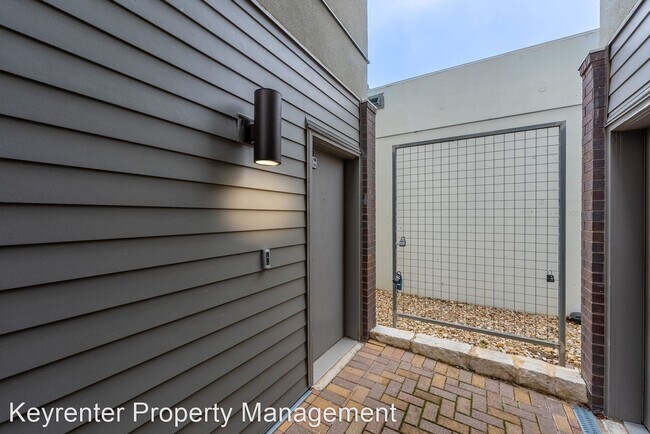 Foto del edificio - 2 br, 2.5 bath House - 1702 S. Lamar Blvd....