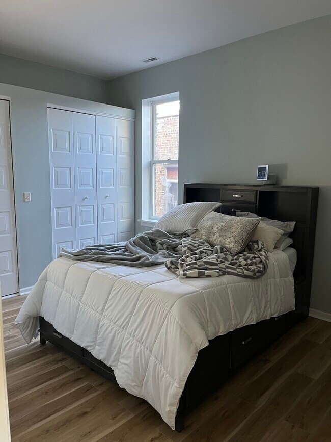 Building Photo - 903 Main St