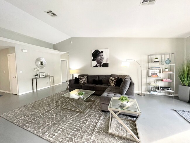 Foto del edificio - COMING SOON! 3 Bedroom 2 Bathroom Chic Fur...