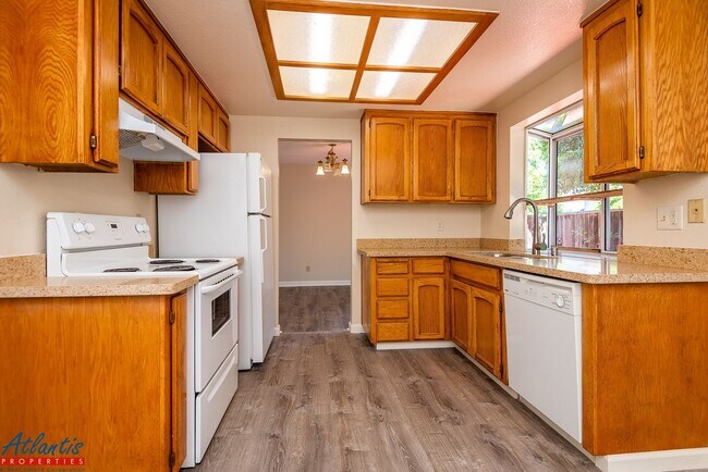 Foto del edificio - 1541 Shumaker Way
