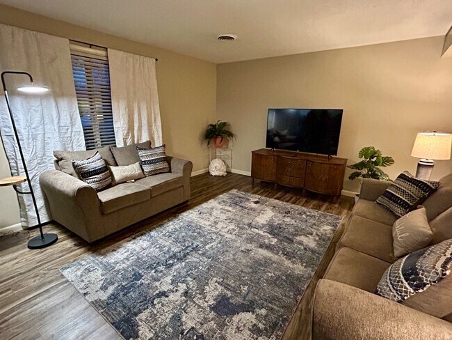 Foto del edificio - 917 Davis Blvd