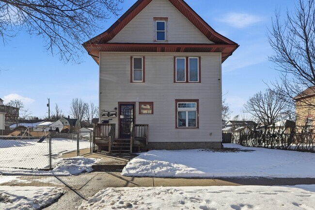 Foto del edificio - 104 Jessamine Ave W