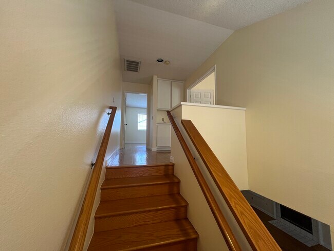 Building Photo - 2800 Plaza del Amo