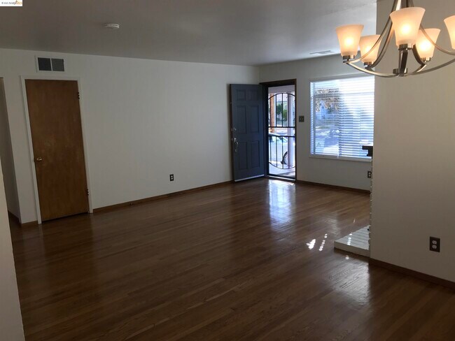 Building Photo - 100 Clearbrook Rd