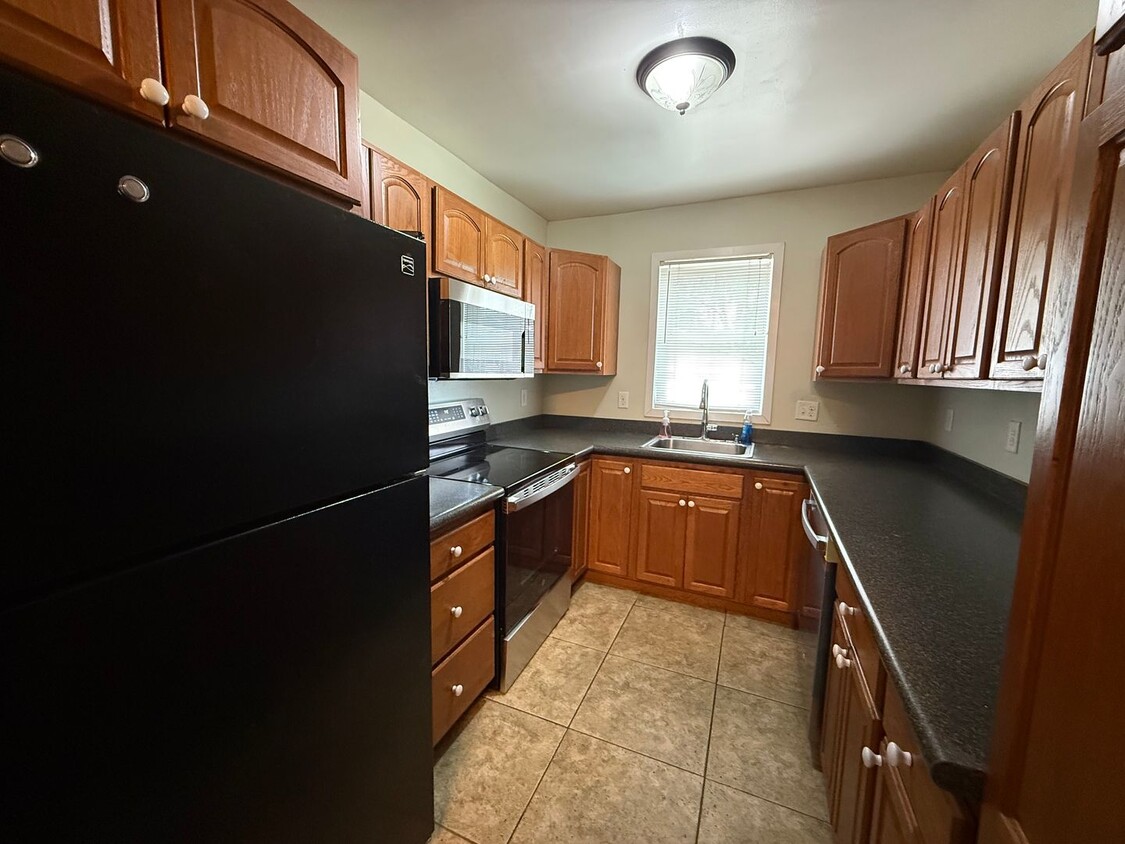 Primary Photo - Spacious 4 Bedroom, 2 Bath Home — Walk to ...