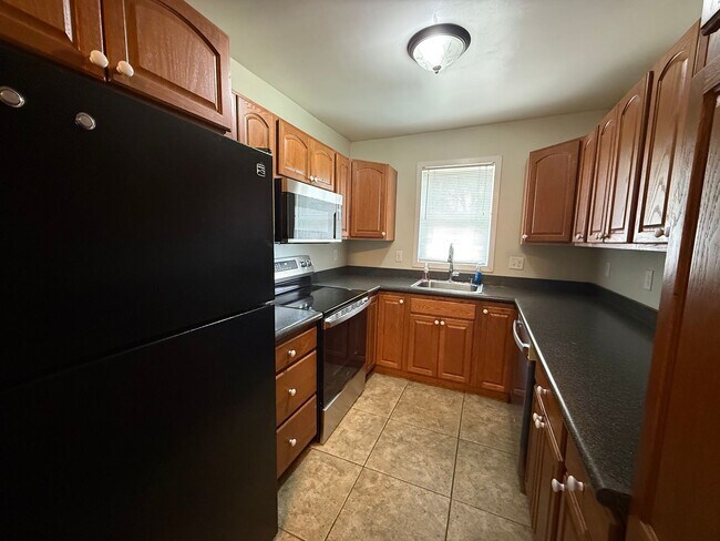 Foto del edificio - Spacious 4 Bedroom, 2 Bath Home — Close to...